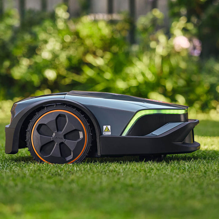 STIHL iMOW® 6 EVO Robotic Mower Fully Automatic Lawn Care for your Garden IA01 011 1445