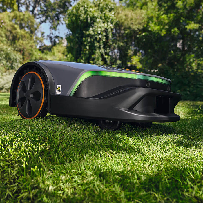 STIHL iMOW® 7 EVO Robotic Mower Fully Automatic Lawn Care for your Garden IA01 011 1475