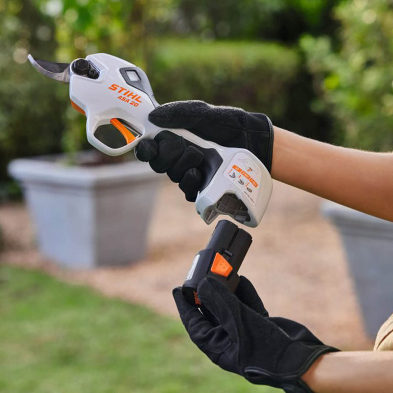 STIHL ASA 20 Kit Supplied With AS 2 Battery, AL 1 Charger & Scabbard Battery Secateurs VA05 011 6213